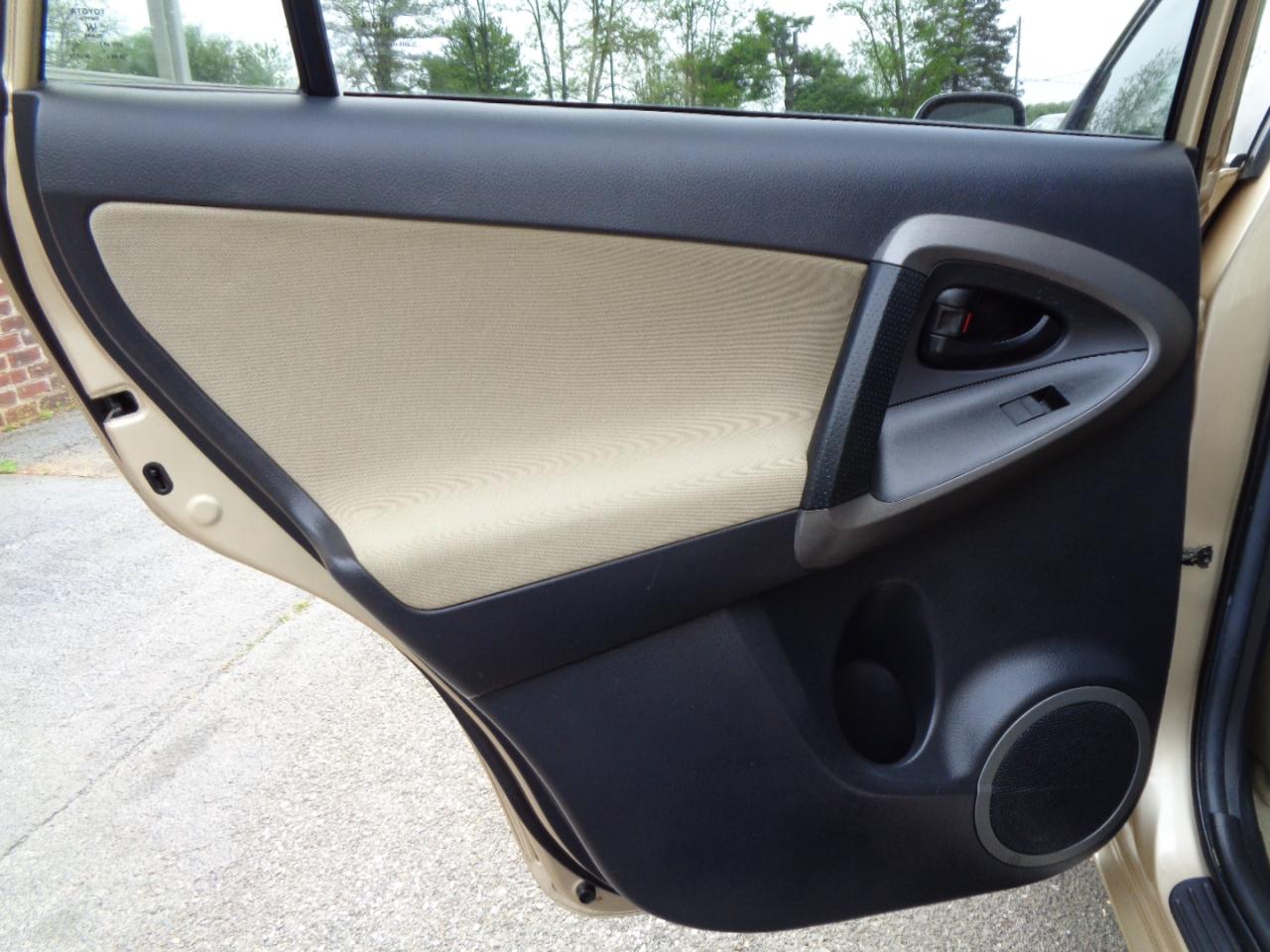 Toyota RAV4 FWD 4dr I4 (Natl) 2012