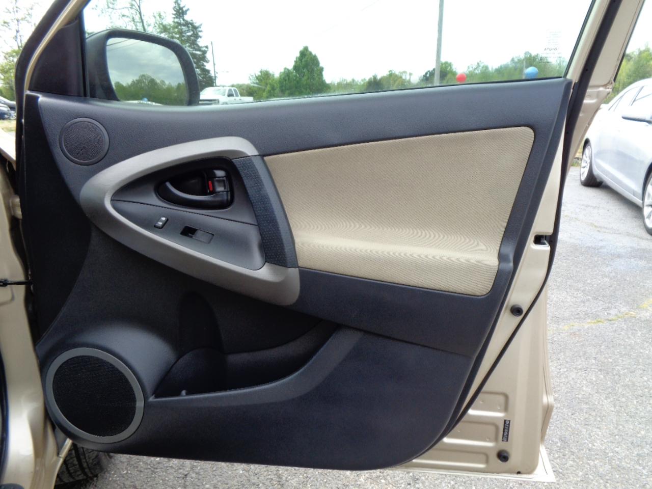 Toyota RAV4 FWD 4dr I4 (Natl) 2012