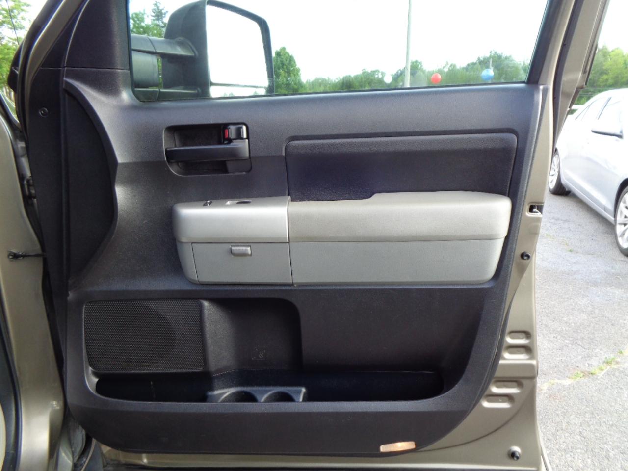 Toyota Tundra 4WD Truck CrewMax 5.7L V8 6-Spd AT (Natl) 2008