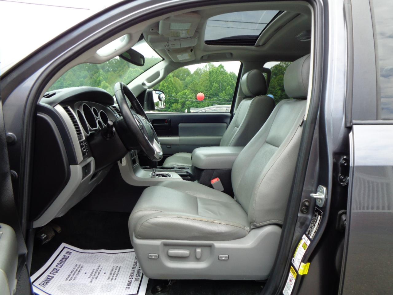 Toyota Sequoia SR5 4WD (Natl) 2017