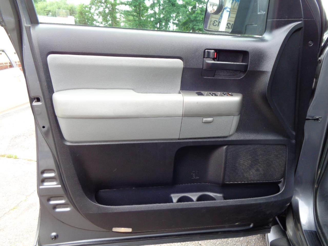 Toyota Sequoia SR5 4WD (Natl) 2017