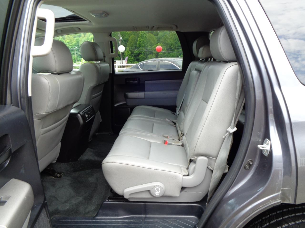 Toyota Sequoia SR5 4WD (Natl) 2017