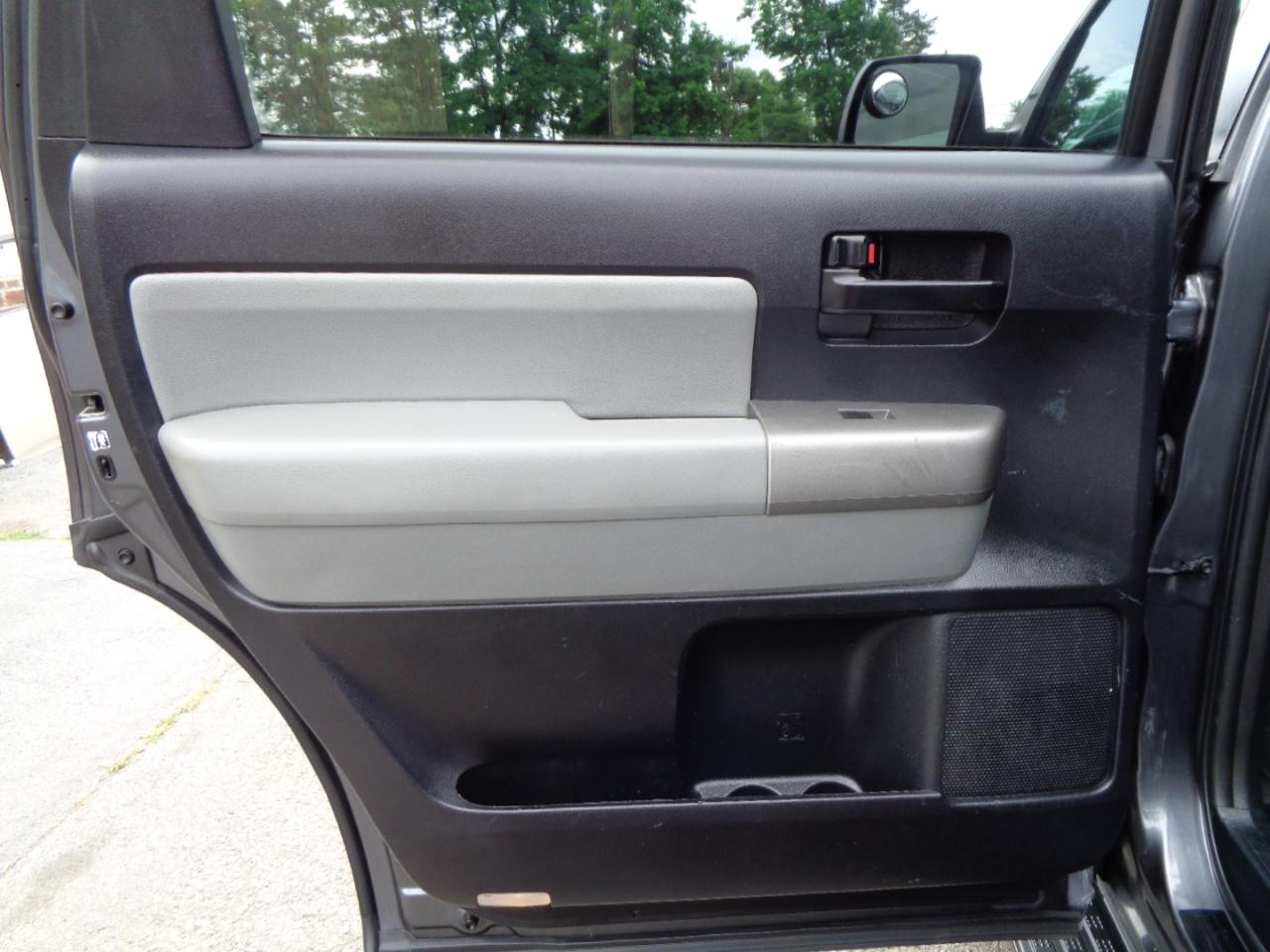 Toyota Sequoia SR5 4WD (Natl) 2017