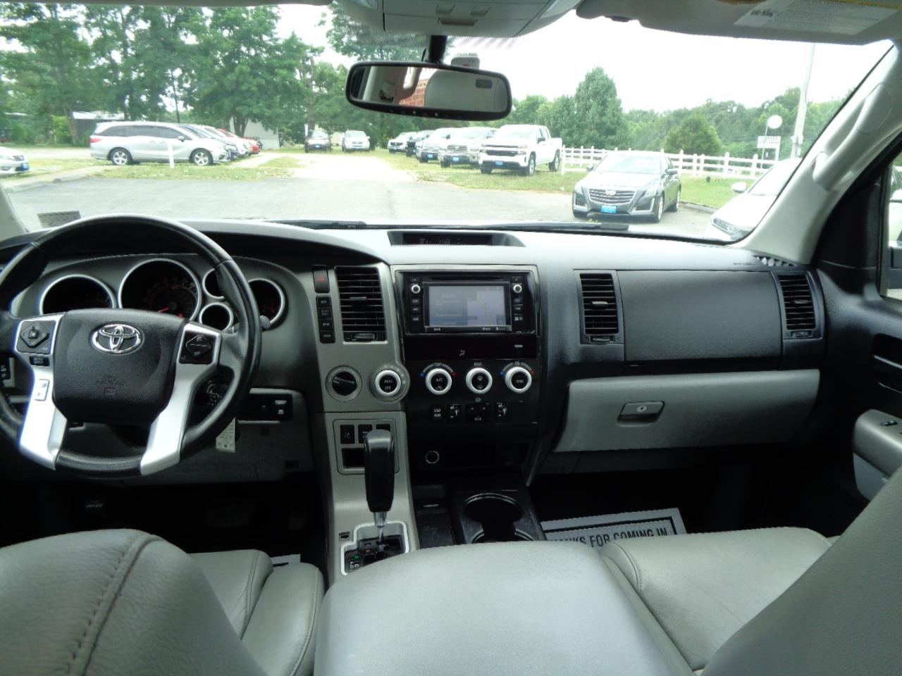 Toyota Sequoia SR5 4WD (Natl) 2017