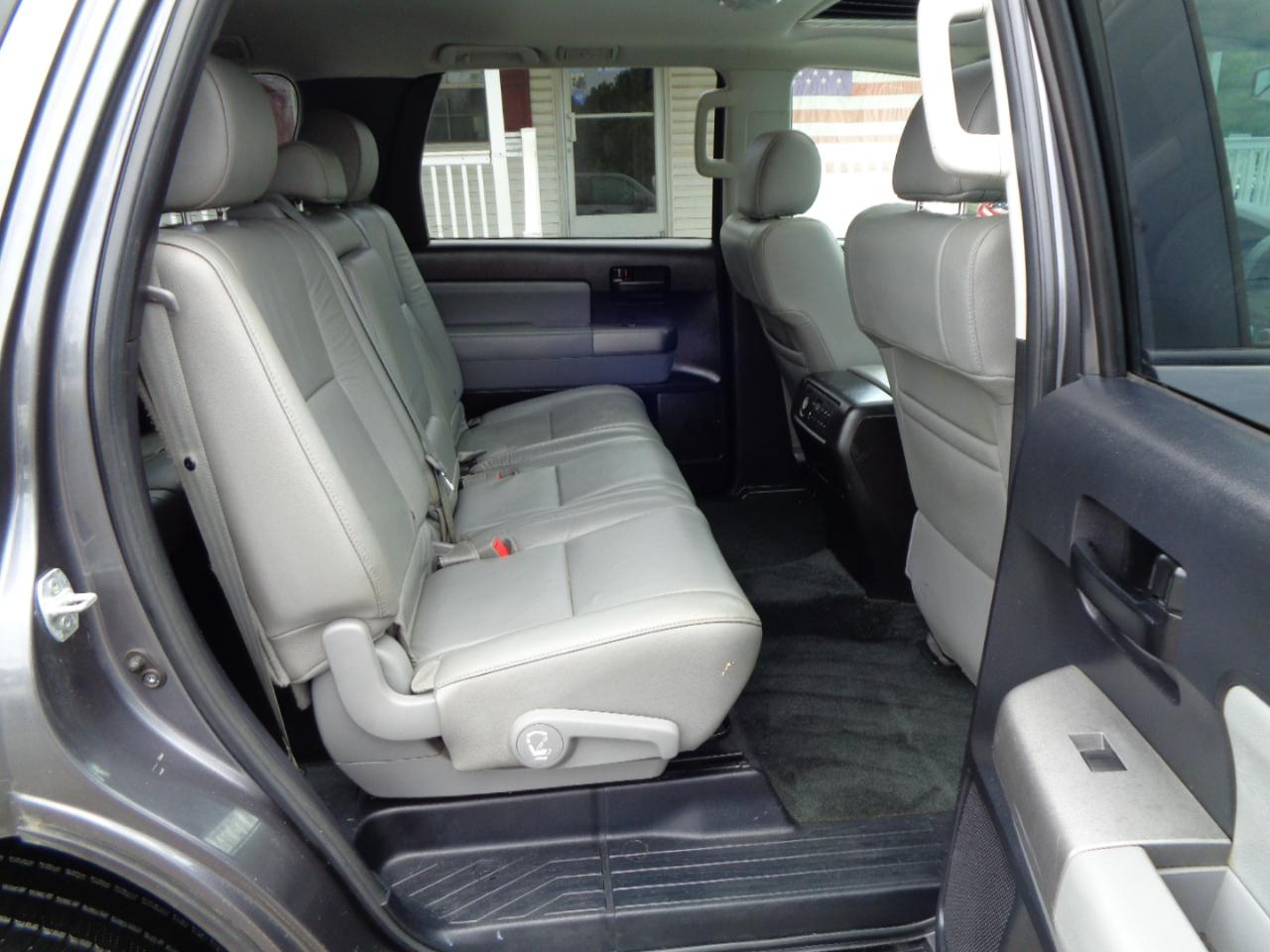 Toyota Sequoia SR5 4WD (Natl) 2017