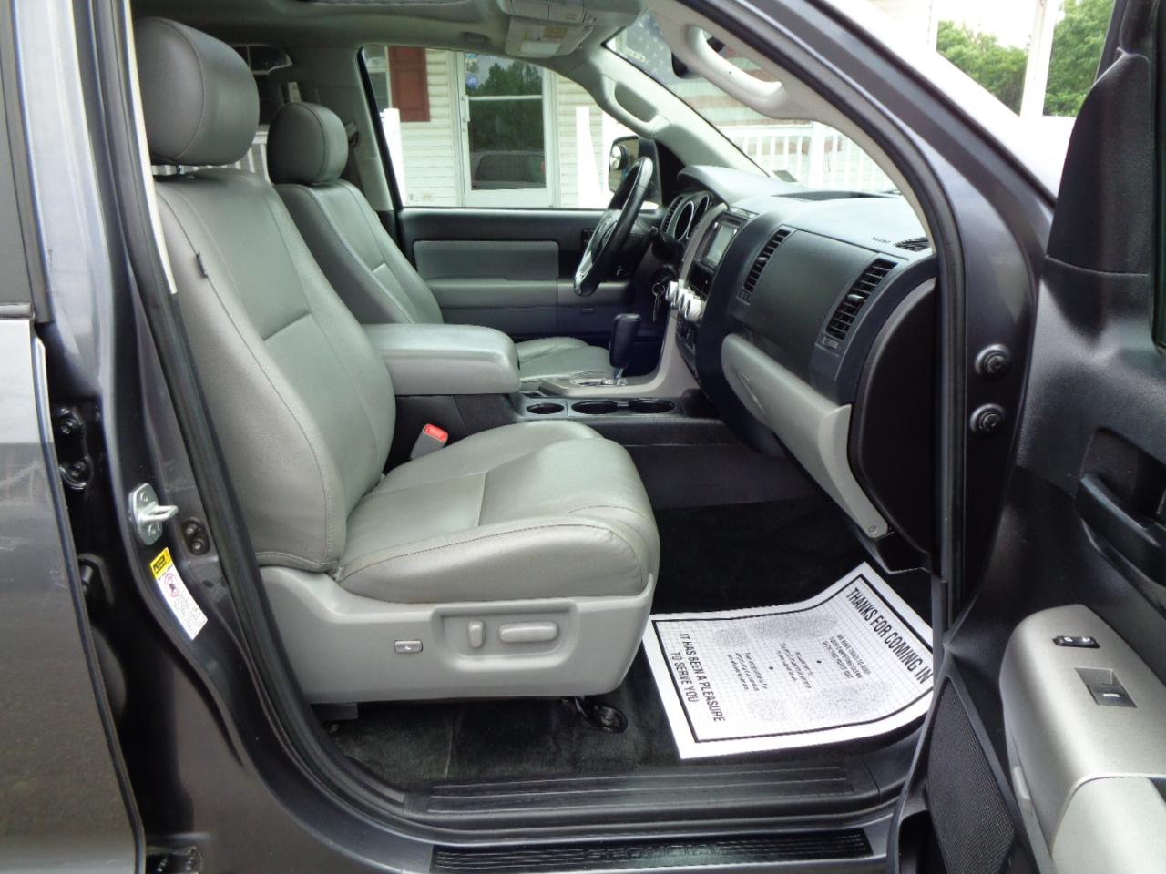 Toyota Sequoia SR5 4WD (Natl) 2017