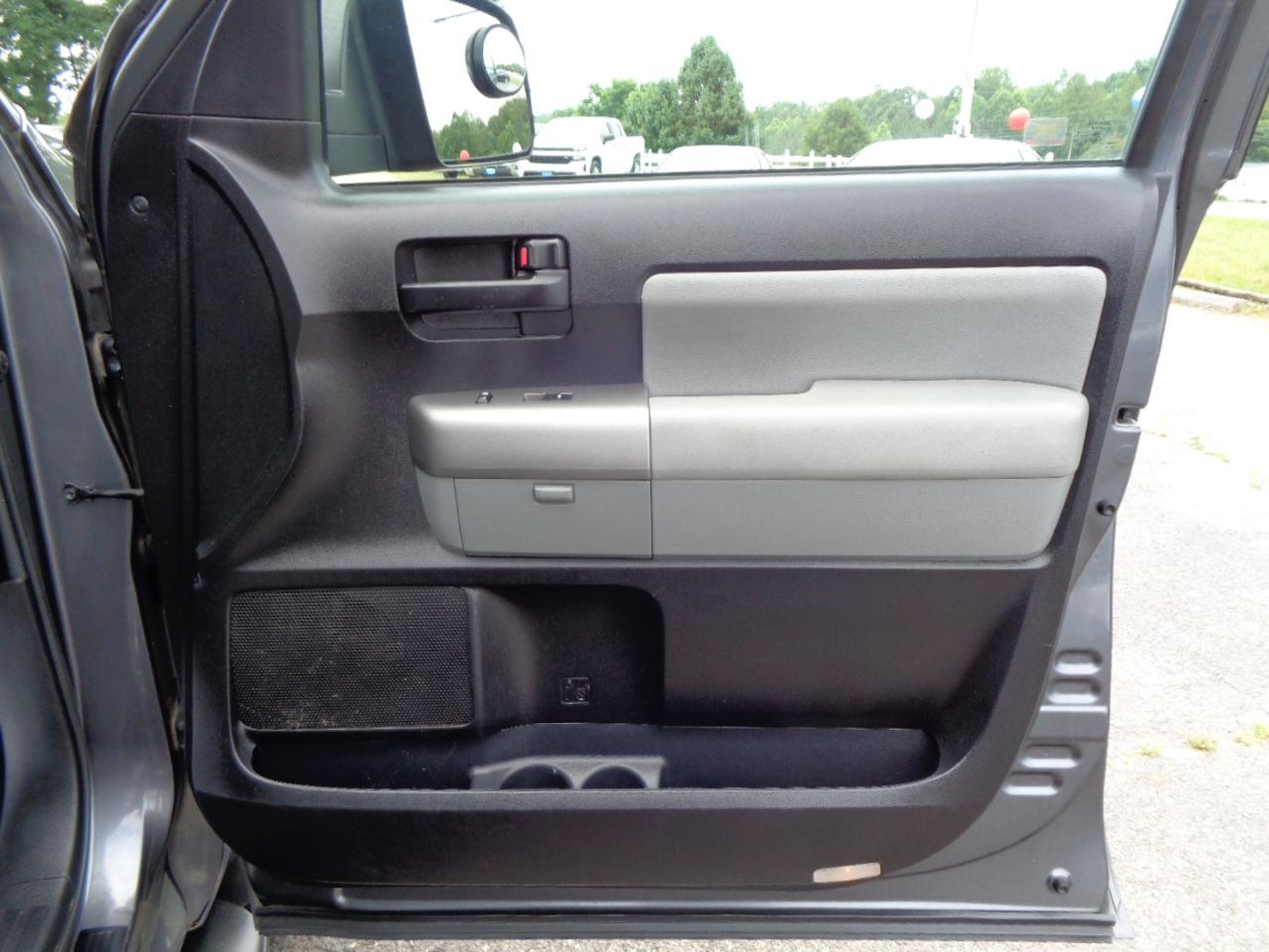 Toyota Sequoia SR5 4WD (Natl) 2017