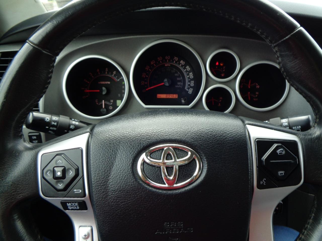 Toyota Sequoia SR5 4WD (Natl) 2017