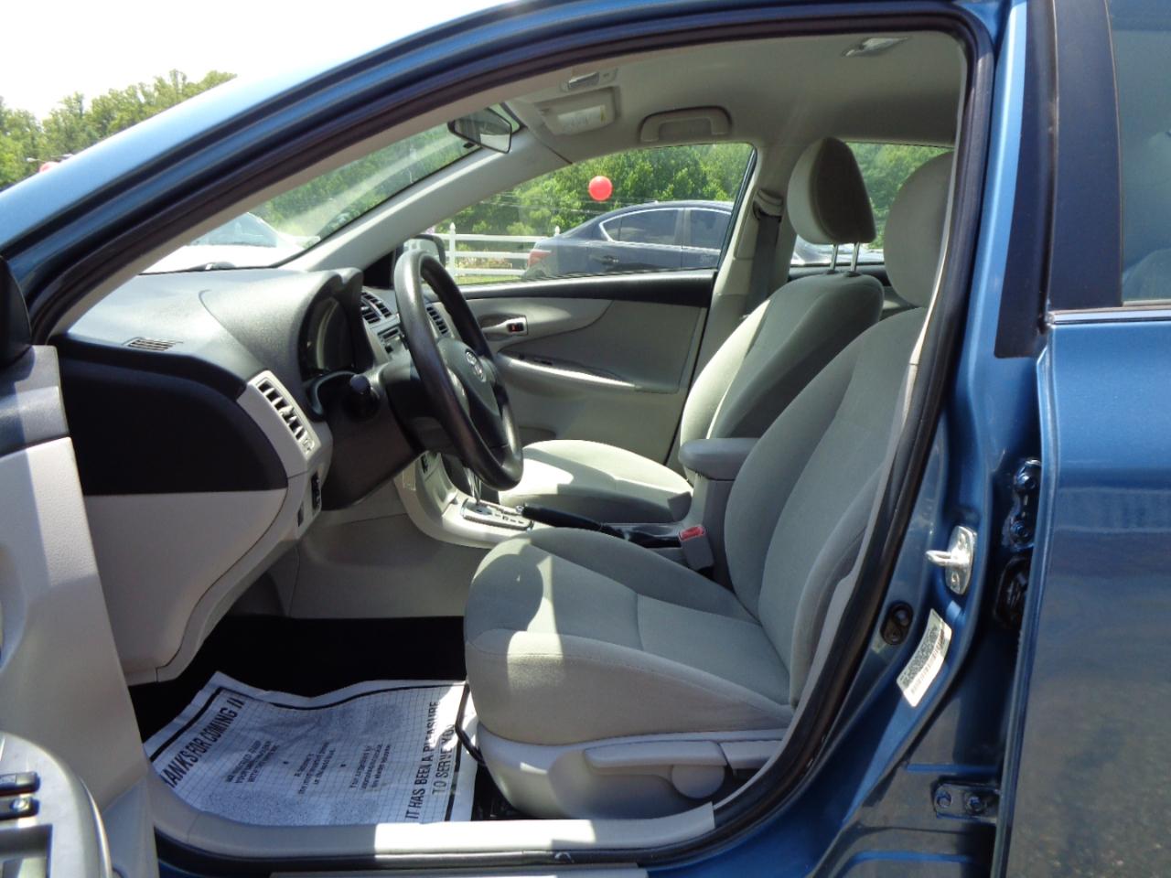 Toyota Corolla 4dr Sdn Auto LE Special Edition (Natl) 2013