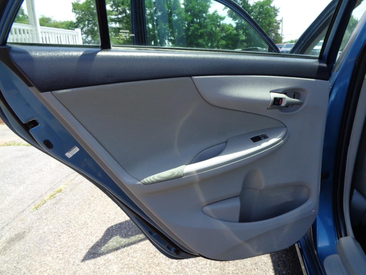 Toyota Corolla 4dr Sdn Auto LE Special Edition (Natl) 2013