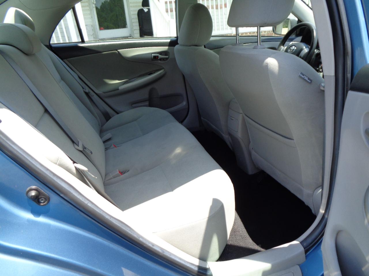 Toyota Corolla 4dr Sdn Auto LE Special Edition (Natl) 2013