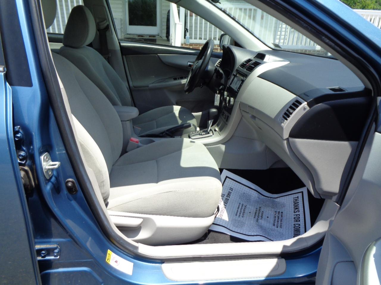 Toyota Corolla 4dr Sdn Auto LE Special Edition (Natl) 2013