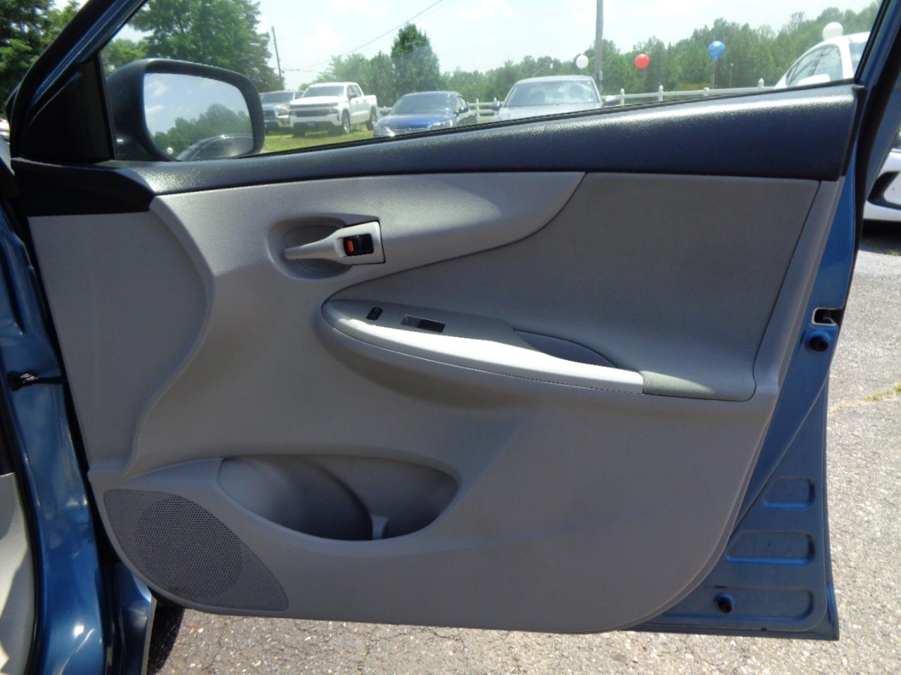 Toyota Corolla 4dr Sdn Auto LE Special Edition (Natl) 2013
