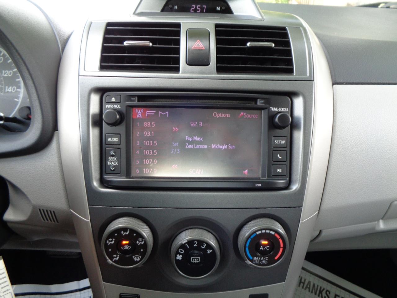 Toyota Corolla 4dr Sdn Auto LE Special Edition (Natl) 2013