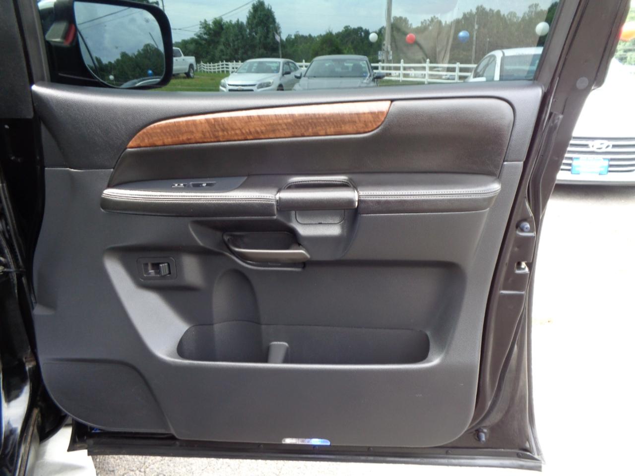 Nissan Armada 4WD 4dr Platinum 2013