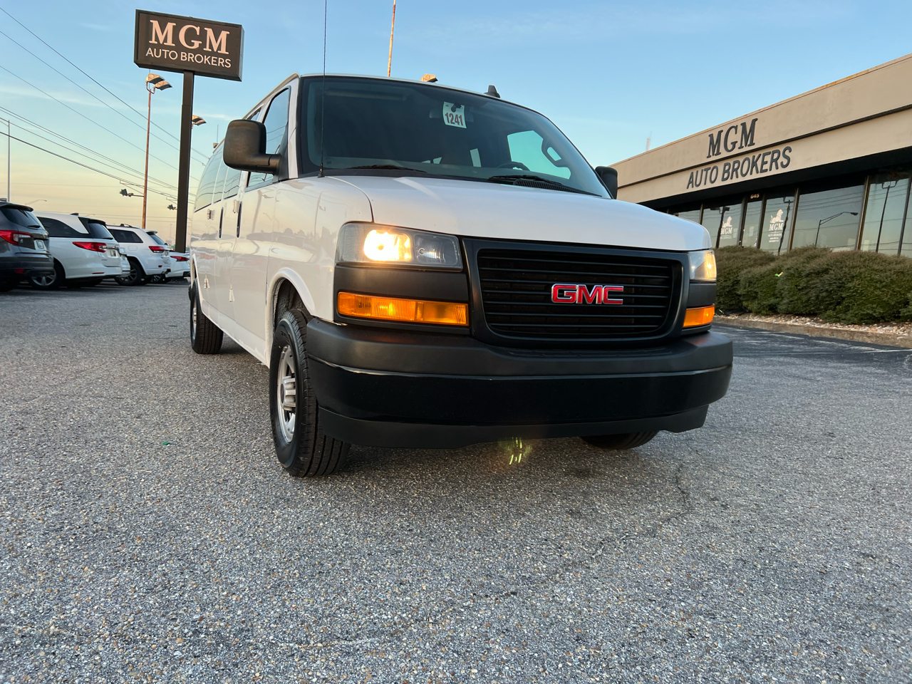 GMC Savana Passenger  2023
