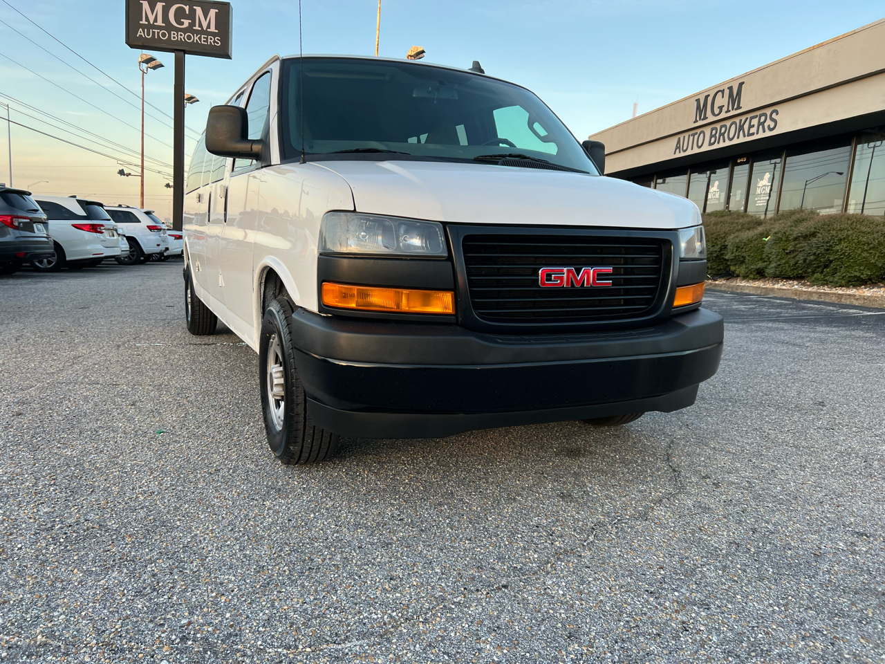 GMC Savana Passenger  2023