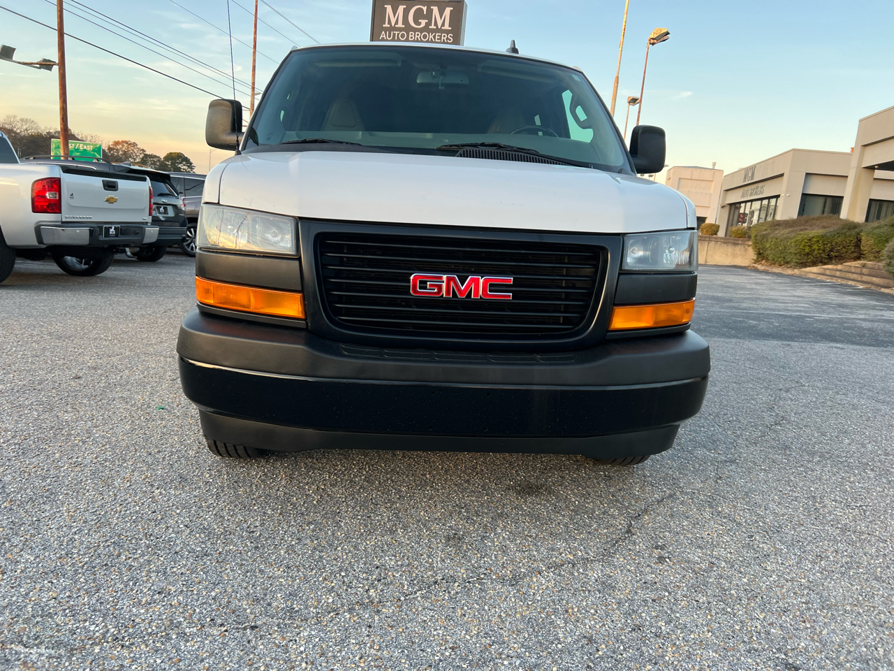 GMC Savana Passenger  2023