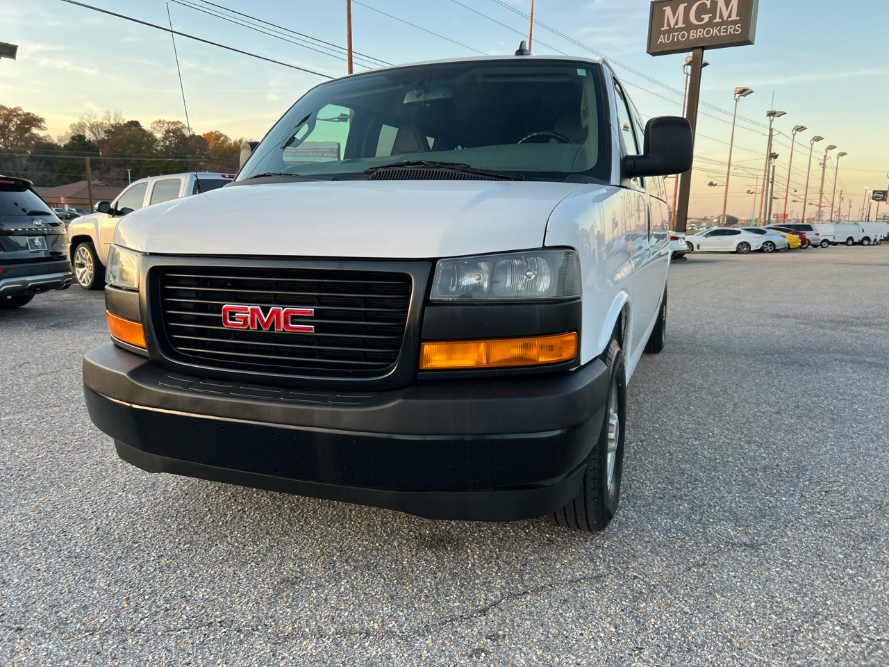 GMC Savana Passenger  2023