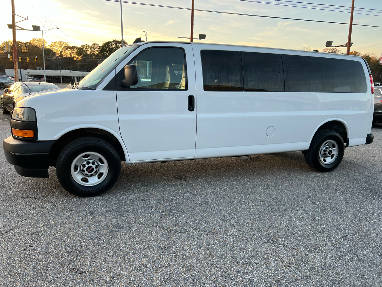 GMC Savana Passenger  2023