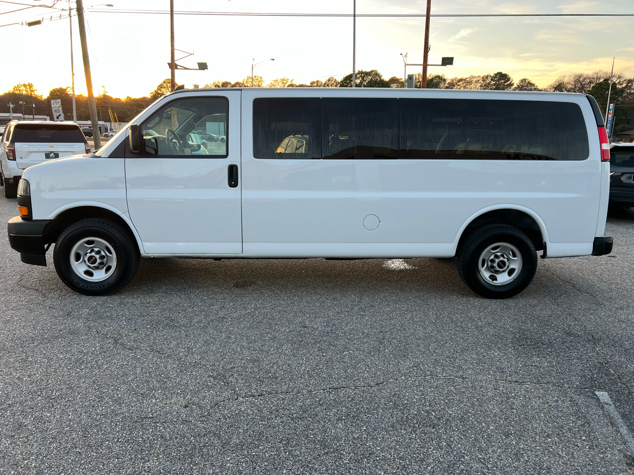 GMC Savana Passenger  2023