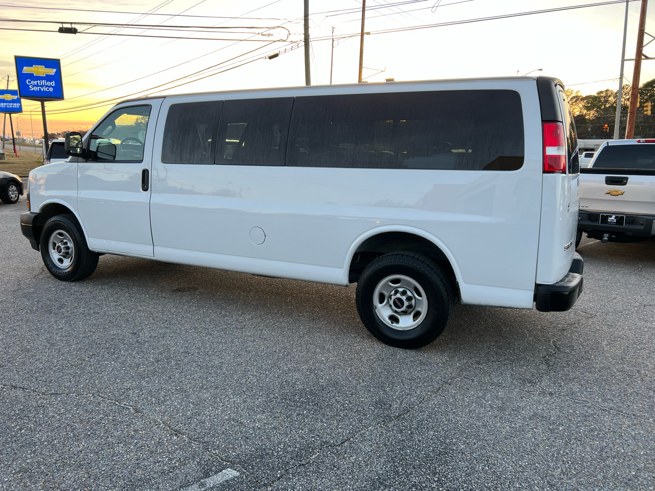 GMC Savana Passenger  2023