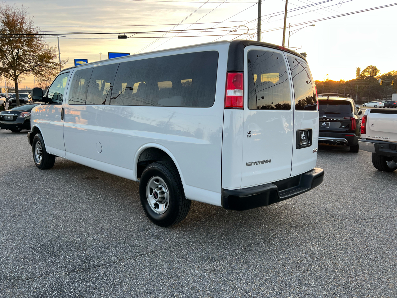 GMC Savana Passenger  2023