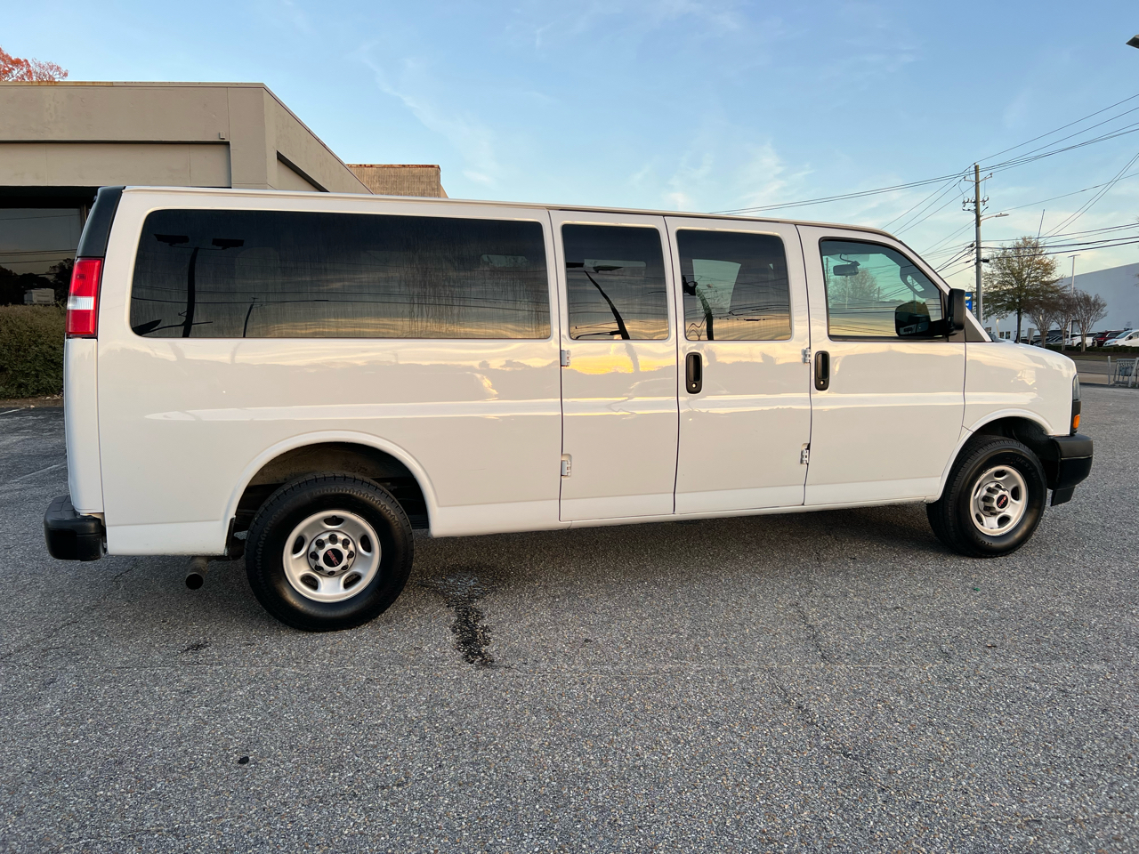 GMC Savana Passenger  2023