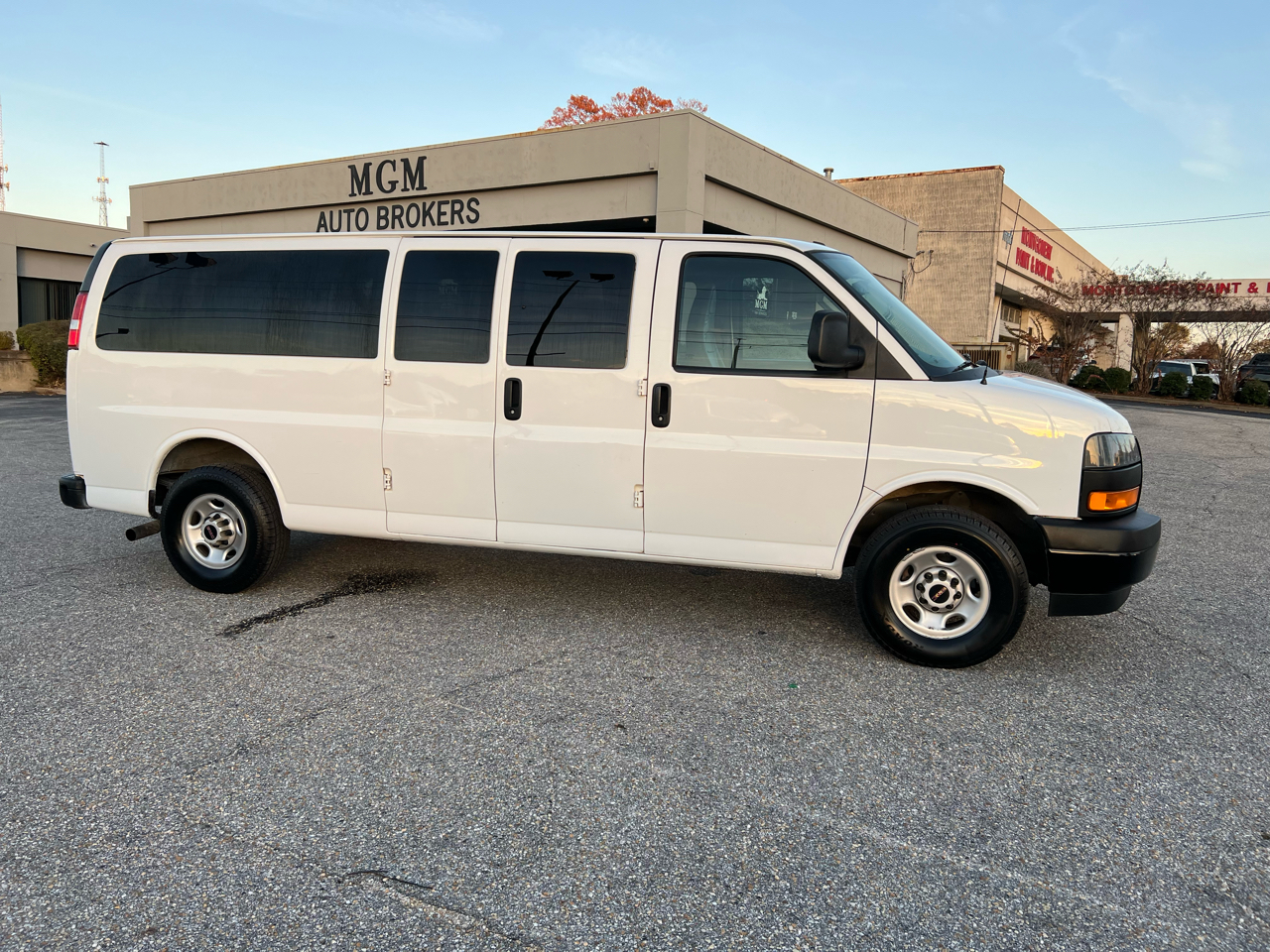 GMC Savana Passenger  2023