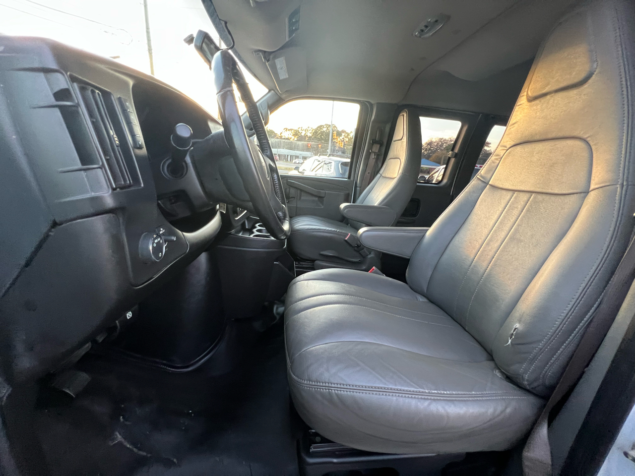 GMC Savana Passenger  2023