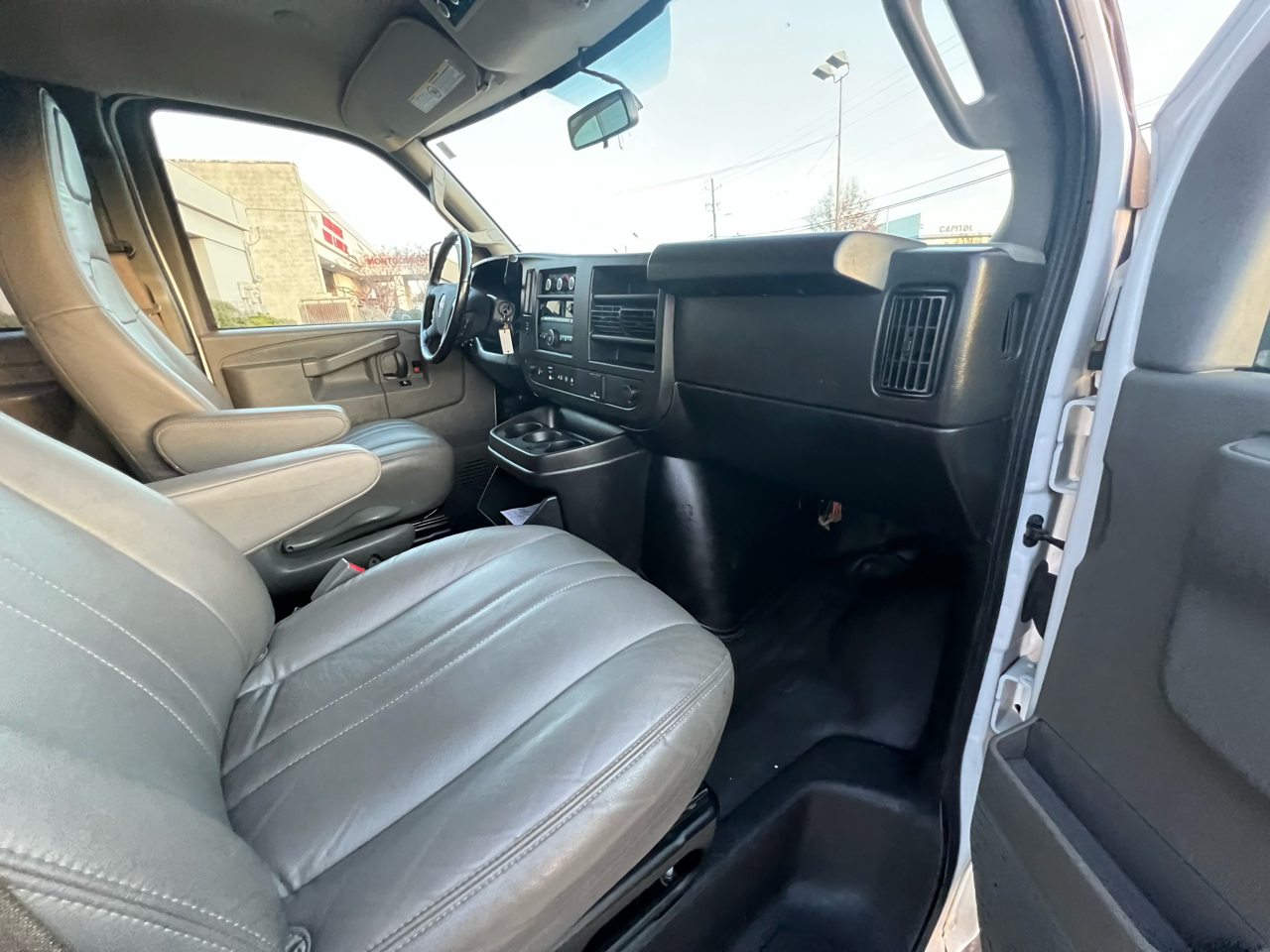 GMC Savana Passenger  2023