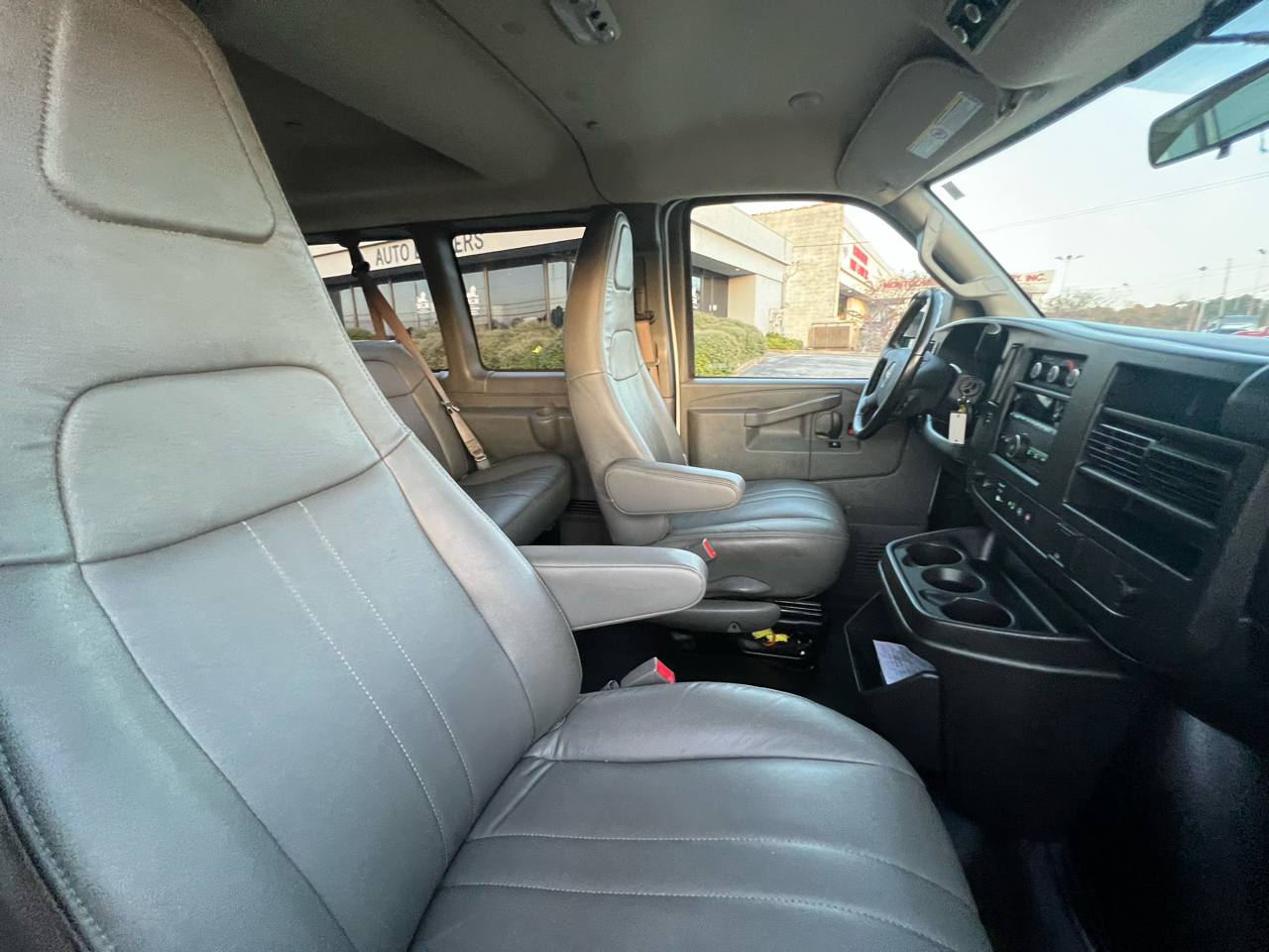 GMC Savana Passenger  2023