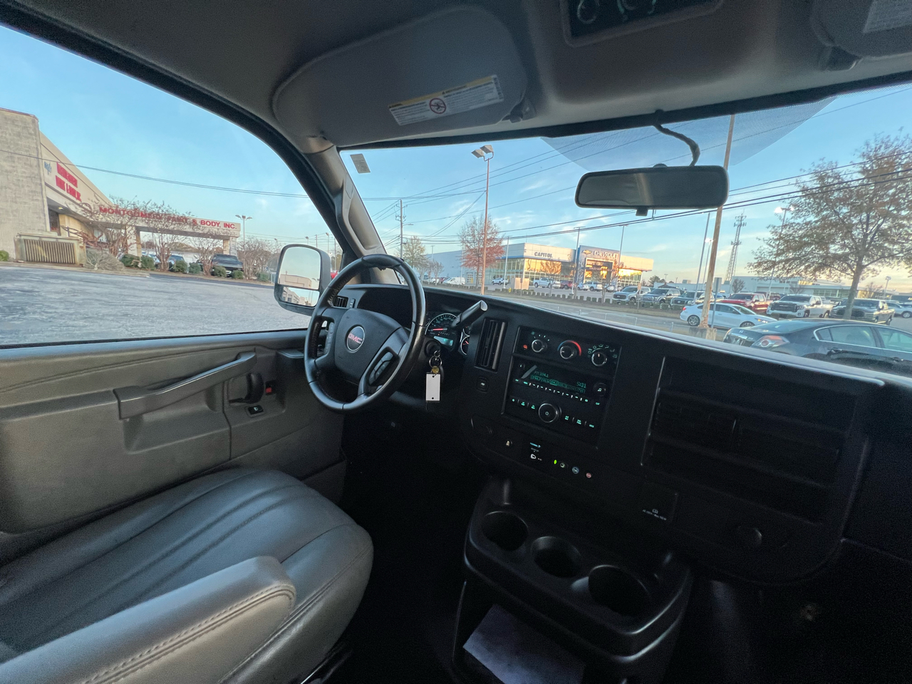 GMC Savana Passenger  2023