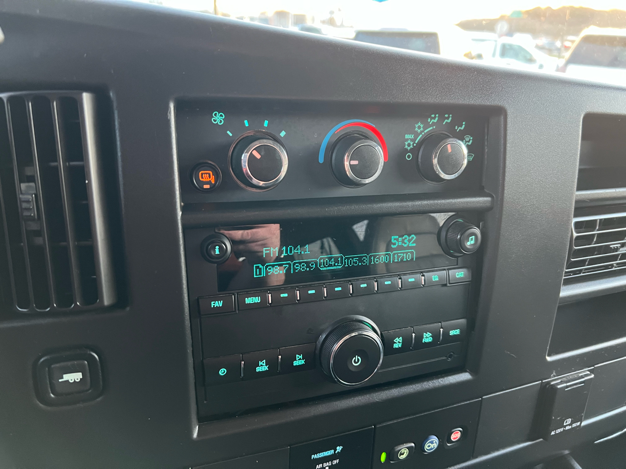 GMC Savana Passenger  2023