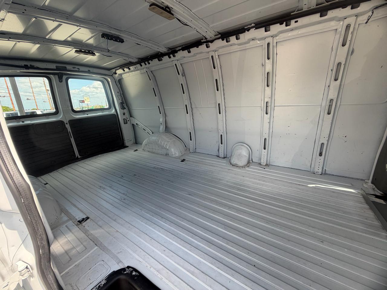 GMC Savana Cargo Van  2022