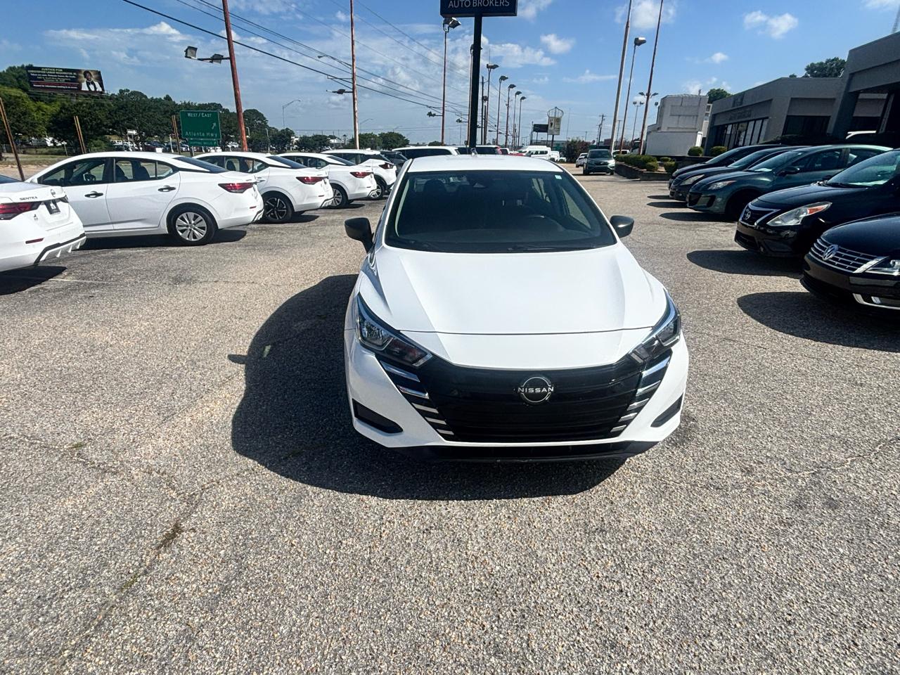 Nissan Versa  2023