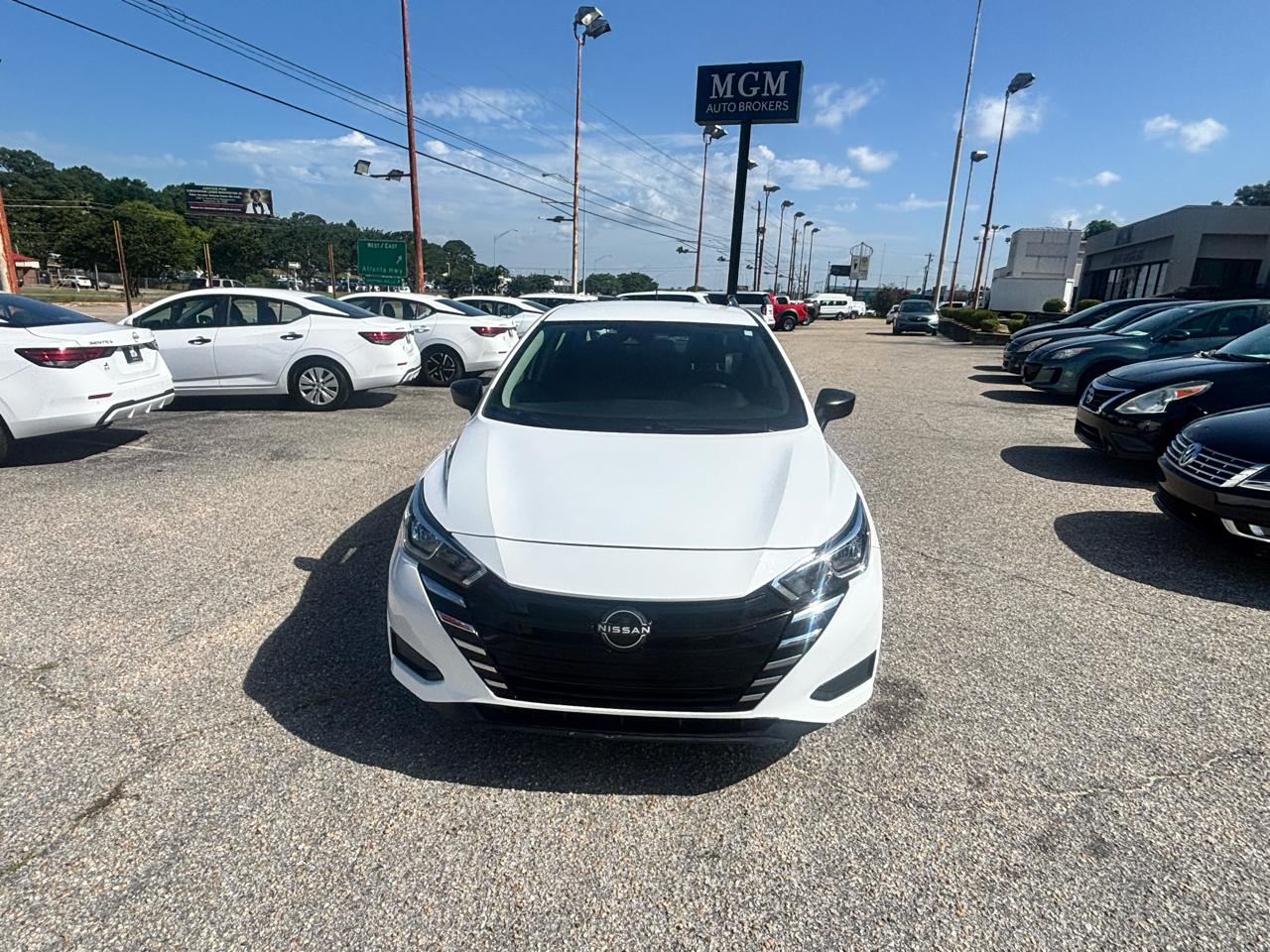 Nissan Versa  2023
