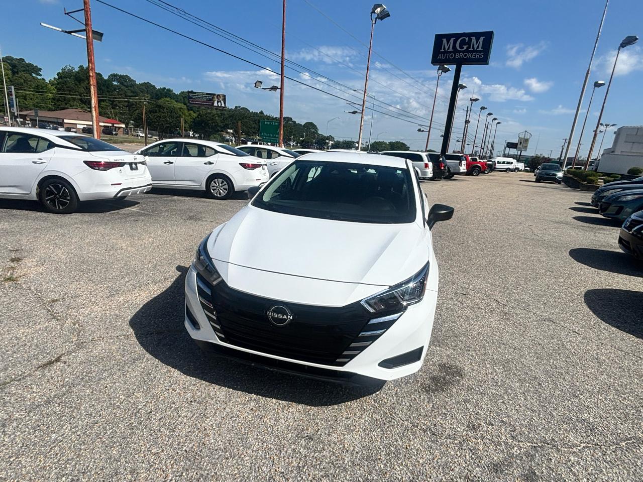 Nissan Versa  2023