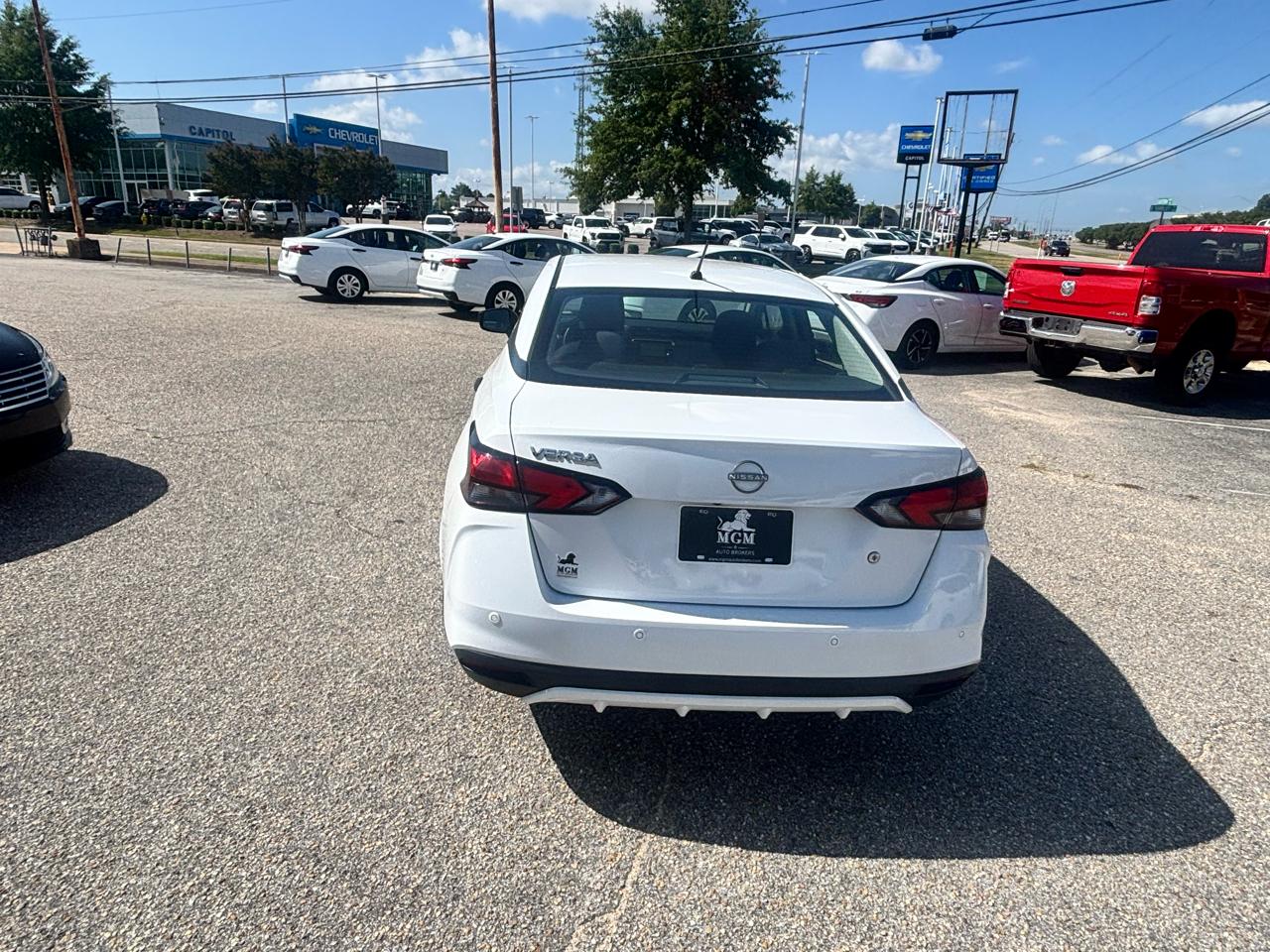Nissan Versa  2023
