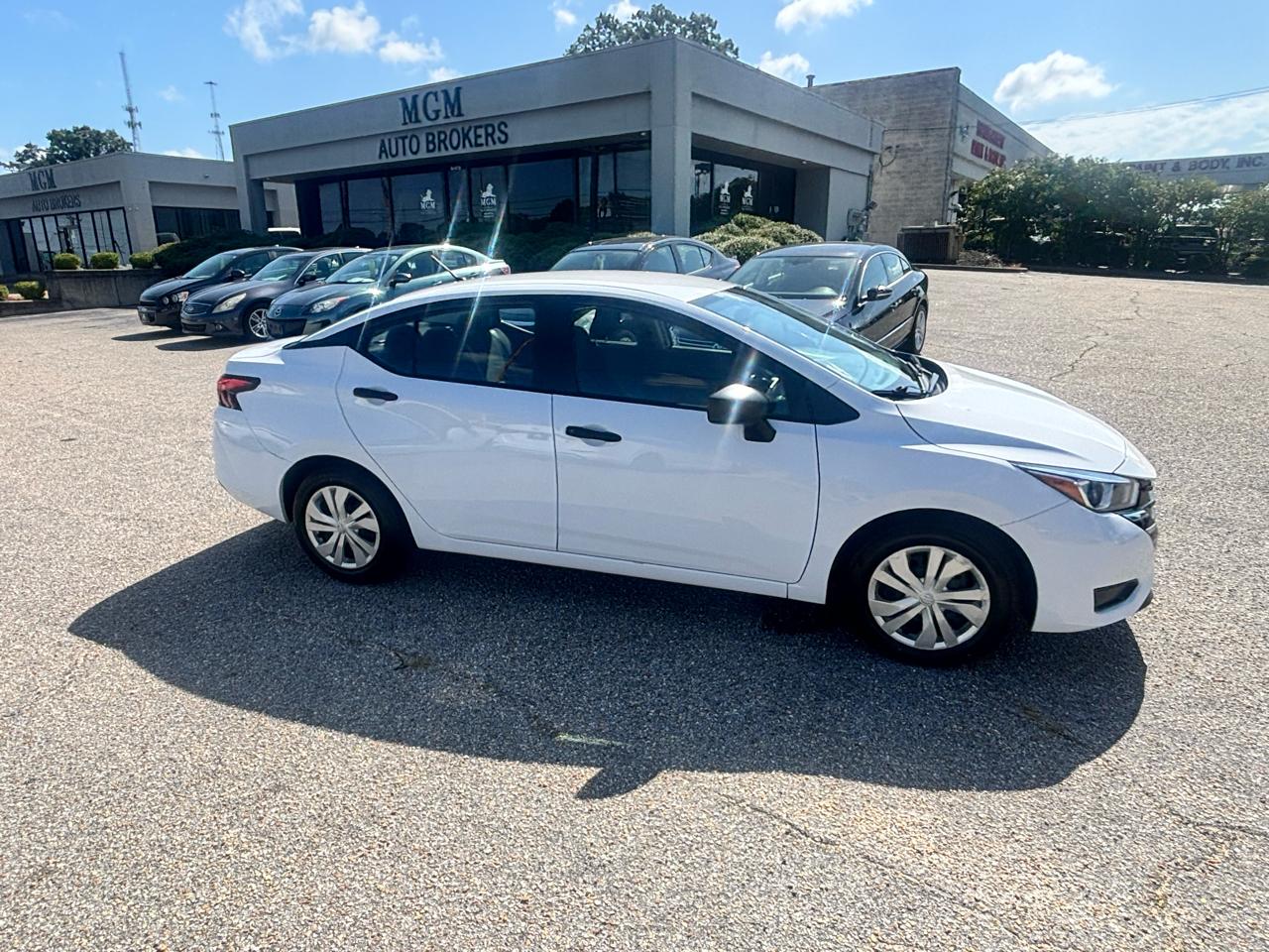 Nissan Versa  2023