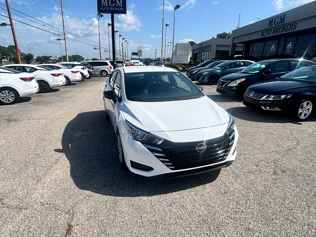 Nissan Versa  2023