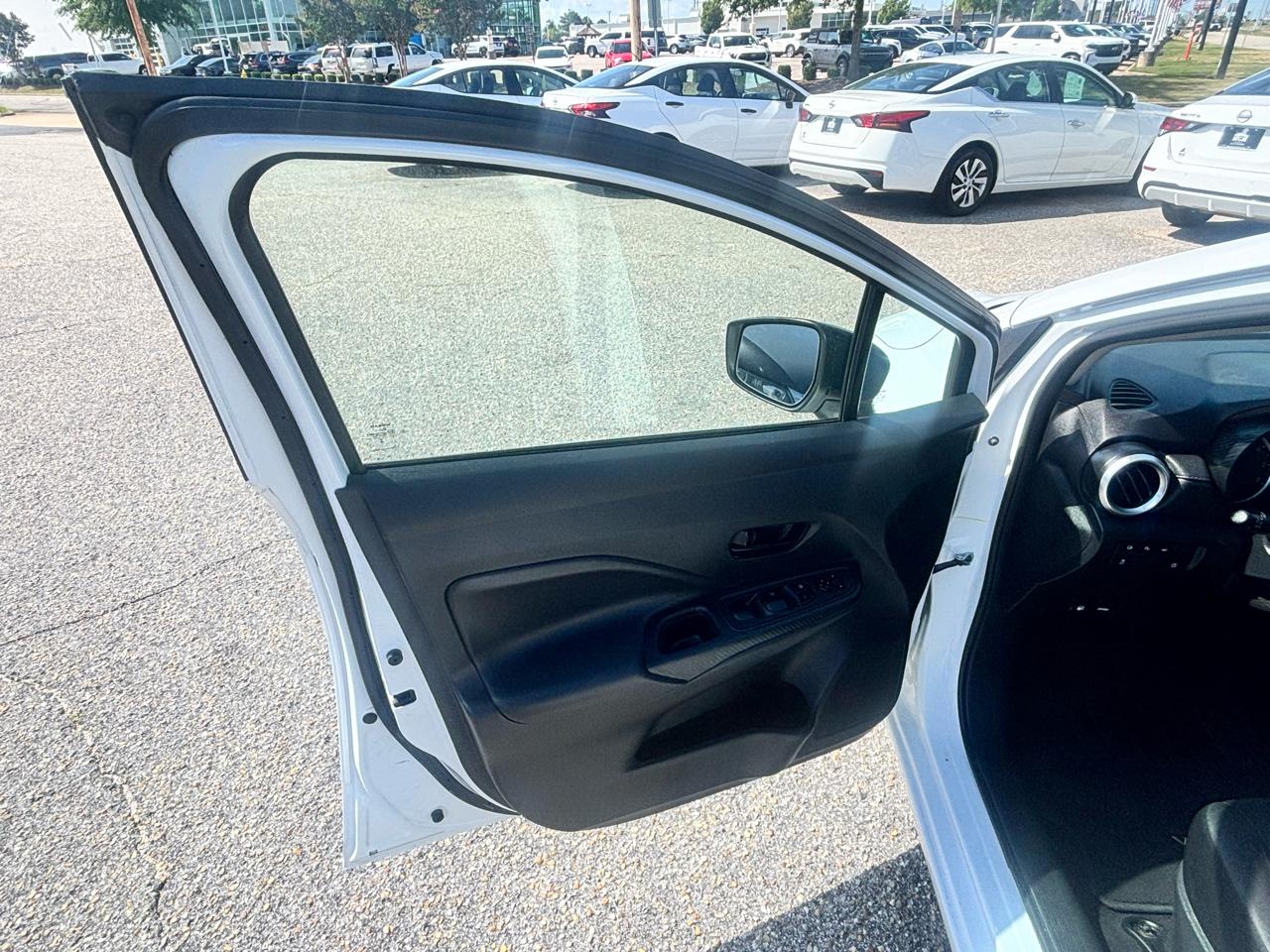 Nissan Versa  2023
