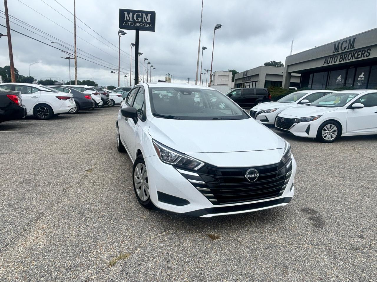 Nissan Versa  2023