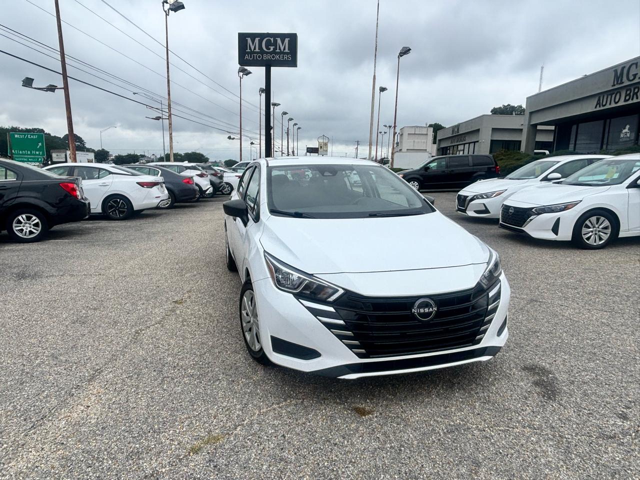 Nissan Versa  2023