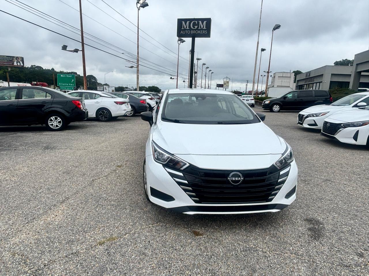 Nissan Versa  2023