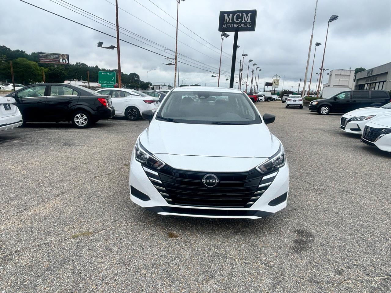 Nissan Versa  2023