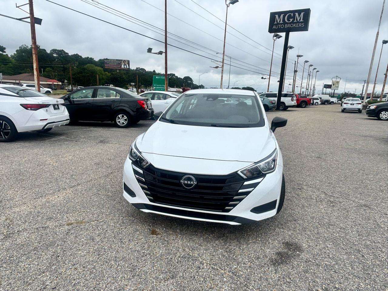 Nissan Versa  2023