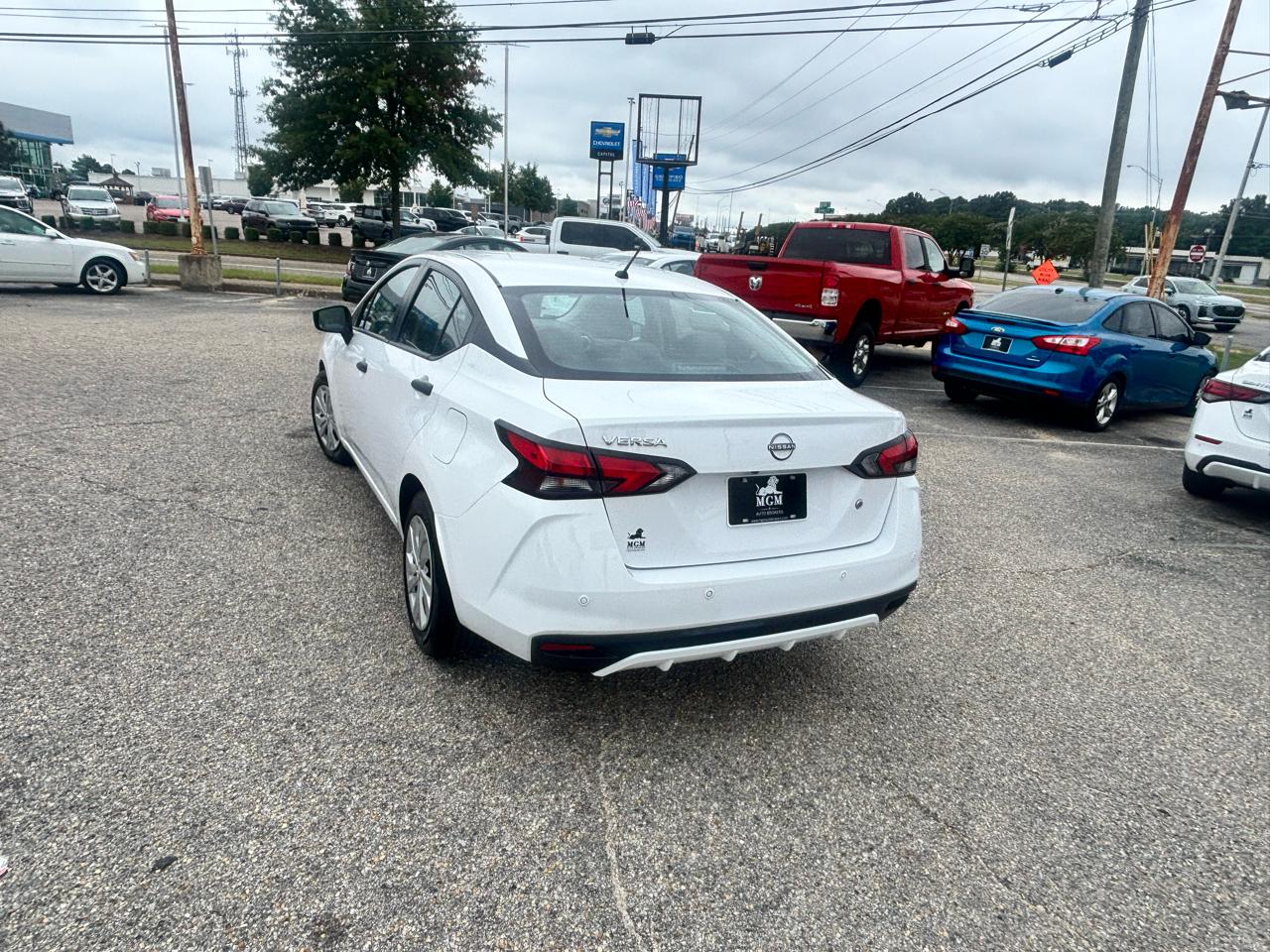 Nissan Versa  2023