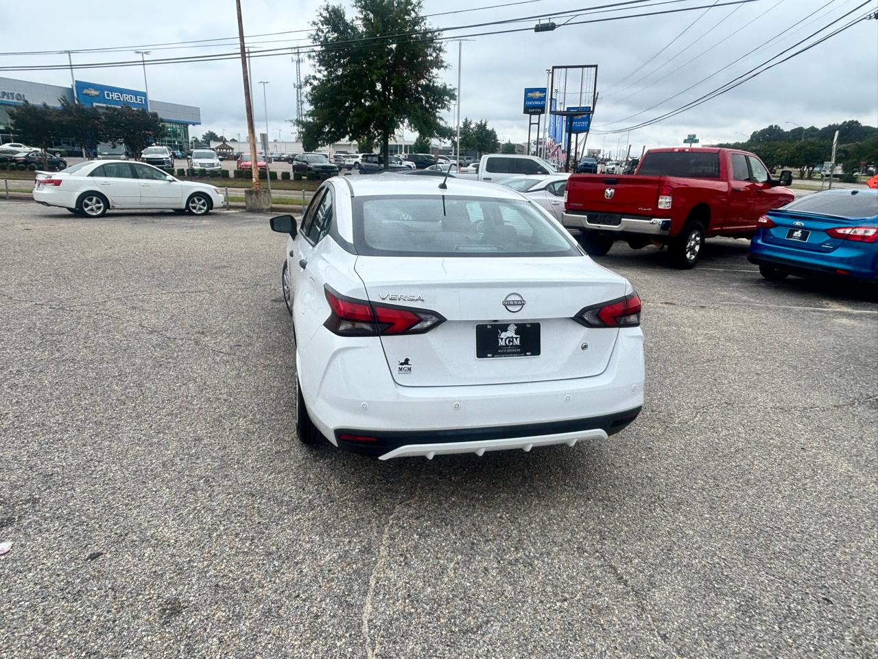 Nissan Versa  2023
