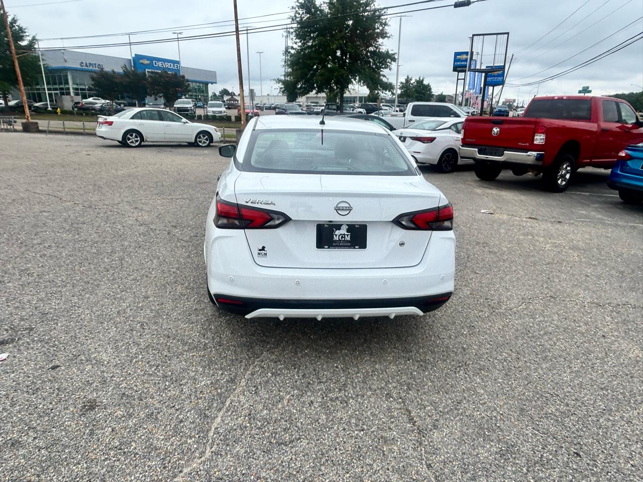 Nissan Versa  2023